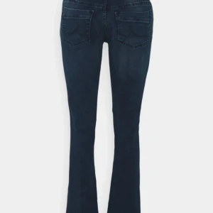 Svarta bootcut jeans - Säljer ett par marinblåa jeans från Ltb