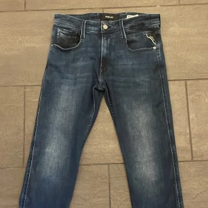 Blå Replay Jeans - Hej, säljer ett par riktigt snygga Replay anbass, skick 10/10 använda en gång (var för små), Storlek 32/32. Nypris 1600, Mitt pris 699. Pris kan diskuteras. 