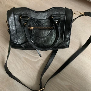 Svart väska - Väska skom ser ut som Balenciaga 