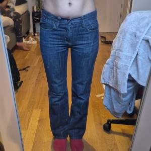 Fina jeans med mörk blå färg, köpta på barnavdelning. De har tyvär blivit för små. Jag brukar bära storlek 34/S. Jag rekomenderar jeans för någon som är 32 i storlek. 