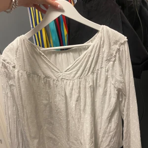 Vit blus - Vit blus från Gina tricot Young. Har använts kanske 2 gånger. Stl 170 men passar stl S utmärkt