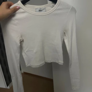 Zalando  - En basic ribbad tröja som sitter lite tajt. Den har endast använts ett par fåtal gånger. Storlek S. Beställd från Zalando🤍