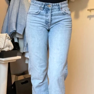 Ljusblå jeans Zara - Är tyvärr för små för mig! I modellen straight och med låg midja. Är 171 och de sitter bra i längd på mig