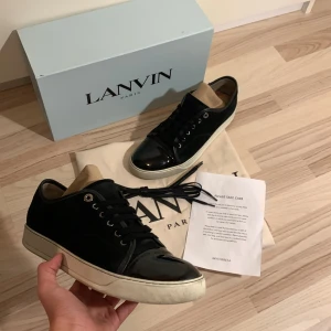 Lanvin DBB1 - Tja, säljer ett par lanvins DBB1 i mocka. Dem är storlek UK9(44-43 eu), de är väl omhändertagna. Inga några defekter på skorna. Nypris ca 5000, mitt pris 2799kr. Allt OG kommer med när du köper! Skriv om du har några frågor eller vill köpa. 