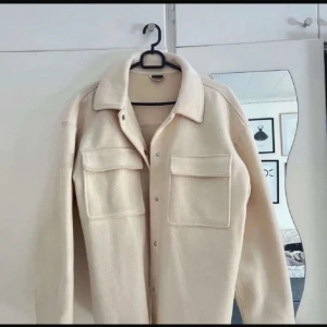 Kappa Beige - 🤍 Skriv för fler bilder!  🤍 Normal i storleken. 🤍 Inga defekter. Aningen nopprig, vilket enkelt går bort.   Back to school Back to work Coat Höst Fall Trend Basic Enkel Beige Cosy Mysig Fickor Bröstfickor Classy Jacket Trenchcoat. 