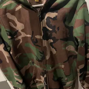 Extremt snygg Ralph lauren hoodie med camoflauge mönster, inga defekter, hör av vid minsta lilla tanke!👌🏻🤝