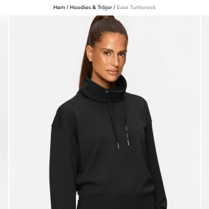 STRONGER, hoodie - En turtleneck sport tröja från stronger 💪 i storlek Small