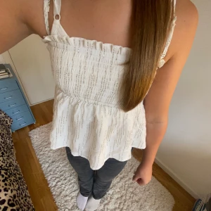 Jättefint linne!! - Säljer ett så fint linne som inte kommer till användning, den har små glitterdetaljer och banden är avtagbara🥰🥰 