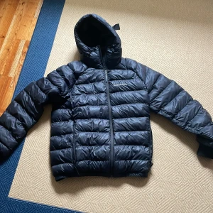 Peak performance jacka - Säljer denna peak performance jacka nu. Den är okej skick men har några hål på ryggen så säljer billigt.