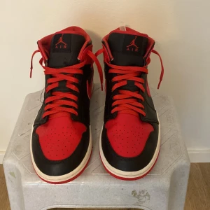 Jordan 1 mid - Säljer dess tvär fet Jordan 1 då de inte längre kommer till användning. Skick 8/10 har ett litet svart märke på sulan som man kan se på bild 3. Köpt för 1600kr i storlek 45. Hör av er vid fler frågor