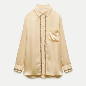 ZARA Blus - Superfin oanvänd blus från ZARA med lappen kvar! Säljer så jag köpte två storlekar, men glömde lämna tillbaka denna! Jättefin och den är normal i storleken💓