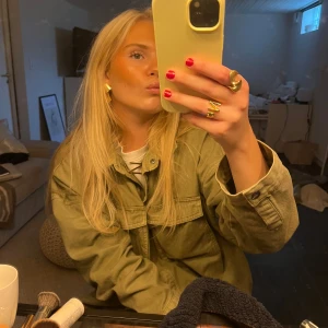 Grön jacka  - Grön jacka  Supersnygg 💘 Sitter oversized på mig som har S 
