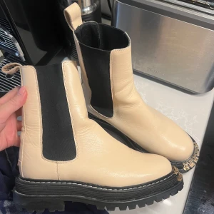 Boots kängor stövlar Sandro Paris  - Superfina boots från Sandro Använda en gång Fint skick förutom små scratch men inget som tänker när man har på sig iom på insidan! Får säkert att få bort om man putsar  Finns på Östermalm/kan skickas  Storlek 38  Köpta för 3800kr!