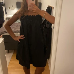 Svart klänning - Svart klänning som passar till allt, har knappt använt!!