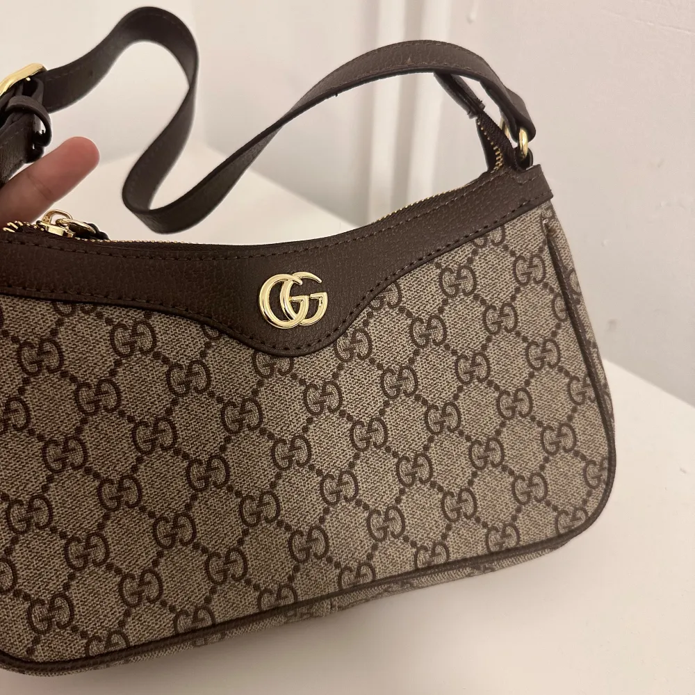 Säljer min favorit Gucci väska, köpt från versitaire collective. Den är i jättefint skick.  Säljer billigt då jag behöver pengar. Skickar ej fler bilder än de som redan finns, för de är tidskrävande. Klicka gärna på köp nu. BUDA EJ MINDRE SÄNKER EJ  . Väskor.