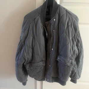 Grå Zara jacka  - Säljer denna superfina oversized quiltade jackan från Zara perfekt till hösten, använd två gånger. Den är stor i storleken även fast den är inköpt i xs, nypris 859kr. Säljs inte längre på hemsidan☺️