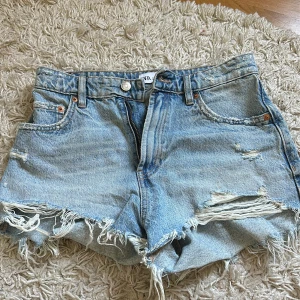 Zara shorts - Säljer d här zara shortsen för de inte passar mig längre, har inte använt de många gånger. Nypris:400kr