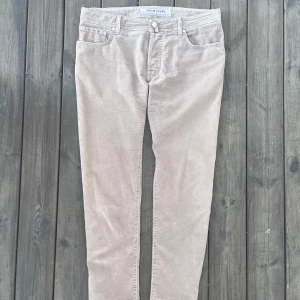 Jacob Cohen  - Säljer ett par unika Jacob Cohen jeans med feta detaljer! Jeansen är i väldigt bra skick och patchen är 10/10. Har kortat ner längden hos en skrädderi så de sitter som length 30 eller 29 ungefär. Bara att höra av sig vid frågor