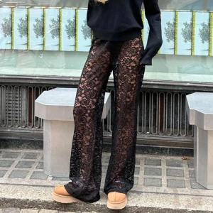 Spetsbyxor - Säljer dessa svarta spetsbyxor från design by si. Finns lite vitt kvar från en lapp jag inte fick bort i sömmen bak. Utan shorts. Knappt använda - bra skick.