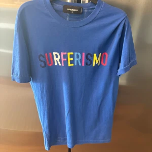 DSQUARED2 TSHIRT - Rare Dqsuared2 tisha i skönt material Skicket 9/10 använd väldigt sparsamt  Tveka inte på att höra av er!