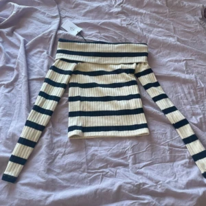 Helt ny randig tröja  - Aldrig använt helt ny pga inte min stil. Säljer den på Vinted också. Pris kan diskuteras vid snabbt köp. 