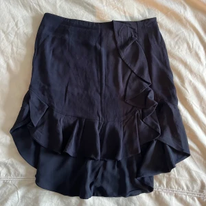 Sandro kjol - Super smickrande marin blå kjol från Sandro Paris i storlek 1/S