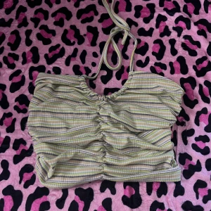 Söt topp  - Färgglad topp ifrån shein med snörning runt halsen 