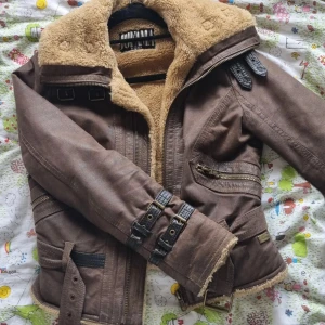 y2k brun jacka - Jättefin jacka! Den är i bra skick och säljes endast då den är för litek för mig. Man kan också knäppa upp jackas så pälsbiten täcker halsen. 💗