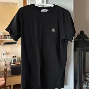 Stone island t-shirt - Säljer nu min stone island tröja då jag inte använder den längre, tröjan är i jätte fint skick, den är köpt för 1500kr.