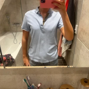 Blå t-shirt - Supernajs ljusblå topp från Massimo dutti! Superbra kvalitet! Pris kan alltid diskuteras!💕🤗