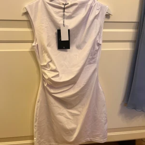 Vit klänning  - Tajt vit klänning som aldrig är använd, prislappen finns kvar och väldigt skönt material💕
