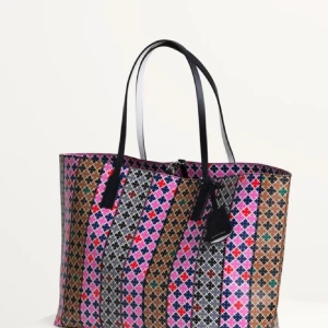 Väska  - Väldigt fin, dock är handtagen slitna därav priset 💕