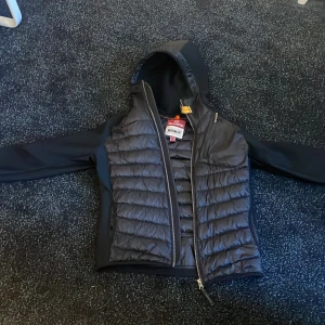 Para jumper cardigan  - Hej, jag säljer min parajumper cardigan i ett perfekt skick den är använd i en vecka och i storlek Young medium men passar dig som är 170 ungefär. Den ny pris 4000-5000 kr. (Kom privat för frågor)