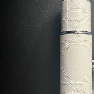 Miss Dior parfym - Oanvänd parfym i snygg flaska. Den ingår i ett kit där denna är 1 av 3 Miss Dior parfymer. Resten är sålda.  10 ml