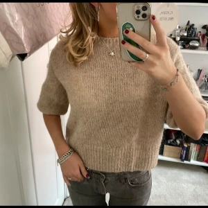 Beige Stickad tröja  - Beige stickad tröja från hm som man kan vika upp ärmarna på. Alpacka mix. 