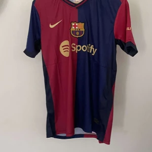Barcelona 24/25 hemma tröja - Finns fler tröjor inne på mitt konto,( storleksfel) därför står det att det är L när eet är M