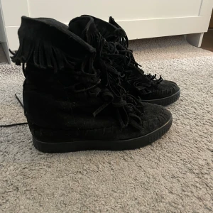 Frans skor - Säljer nu dessa fransskor. Tidigare köpta från Plick, knappt använda av mig men ganska slitna och har en del defekter från förra ägaren, därav priset. Saknar även sulor! Men det går nog att lägga i.  Hör av dig vid frågor💞