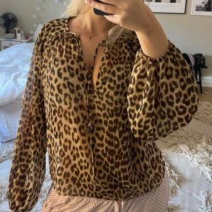 Leopard blus 💓🐆 - Superfin blus med volang detaljer. Tröjan är aldrig använd, prislappen är kvar och tröjan är i nyskick. 💓
