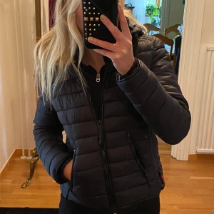 Jacka - Säljer denna fina navahoo jackan för att jag tycker den sitter lite för tight för min del:)❤️ det är storlek xs!