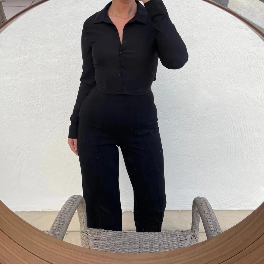 Svart byxdress med knappar