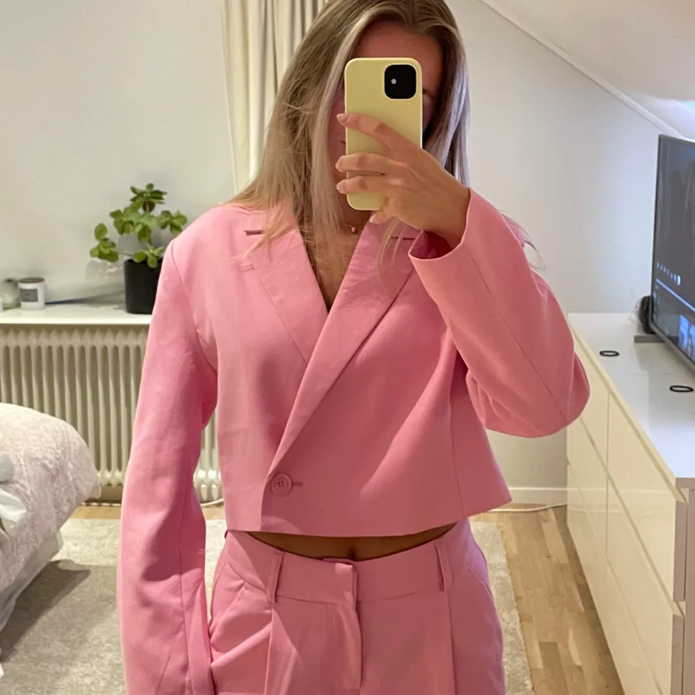 Rosa kostymbyxa och matchande croppad blazer från Gina tricot. Använd 2 gånger 💕💖💘💞💓. Kostymer.