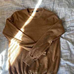 J Lindeberg tröja  - Brun/beige j Lindberg tröja  Inga defekter  Storlek S