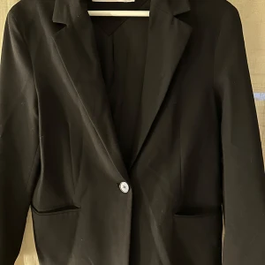 Svart blazer  - Svart blazer från Bershka, endast använd fåtal gånger. Stilren och sitter jättesnyggt, den är enkel knäppt. Storlek S ⭐️