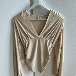 Festtopp från nelly - Säljer denna sjukt fina toppen från Nelly!💗