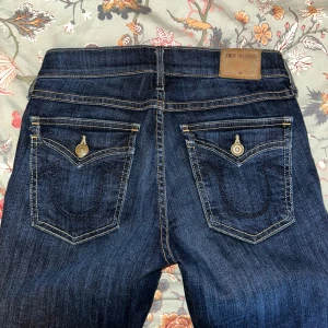 Lågmidjade True Religion jeans - Jättefint skick och så sköna, tajtare i benen, storlek W26, från 2000 talet