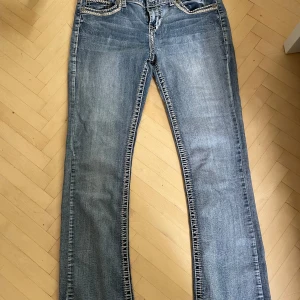 Snygga trendiga jeans  - Blåa jeans i Storlek 38 