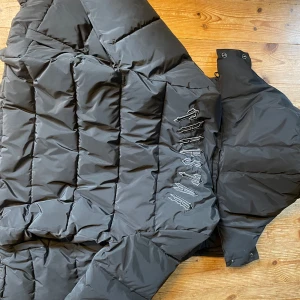 Trapstar jacka storlek M - Jackan är i gott skick(köptes förra vintern) det finns ett litet brännhål på framsidan av jackan men det syns bara på när håll. Den är i storleken Medium men den är ganska stor i passformen. Priset kan diskuteras.