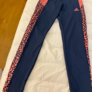 Adidas träningsbyxor  - Bra skick och är knappt använda.