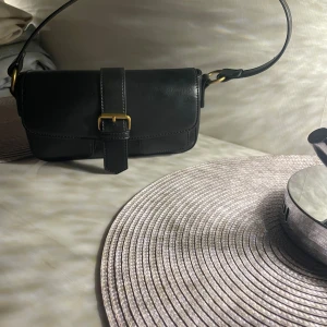 Väska - En snygg axelväska från brandy melville som knappt är använd💗