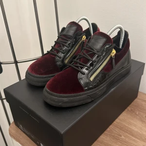 Giuseppe zanotti - Säljer dessa skor för att dom har blivit för små låda och dustbag finns kan fixa en bild på kvittot.